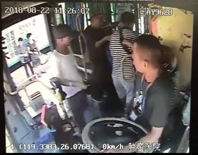 福州：公交司机目击乘客手机被盗　及时提醒指认小偷