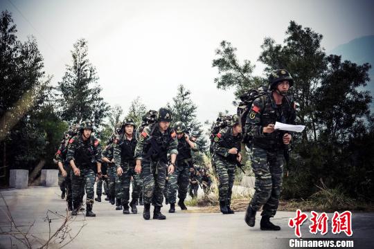 武警福建总队特战队员开展按图行进丛林“觅宝”训练