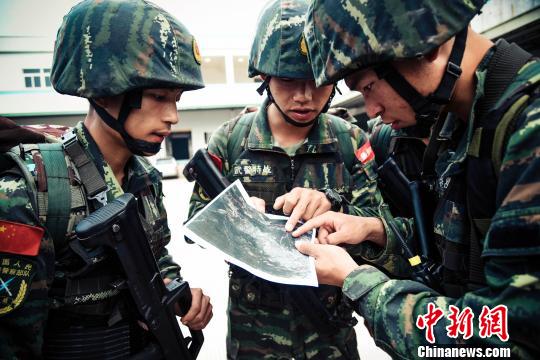 武警福建总队特战队员开展按图行进丛林“觅宝”训练