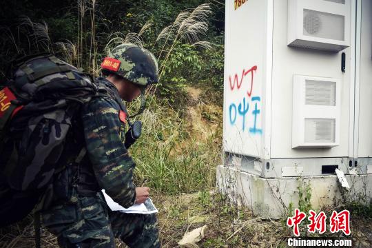 武警福建总队特战队员开展按图行进丛林“觅宝”训练