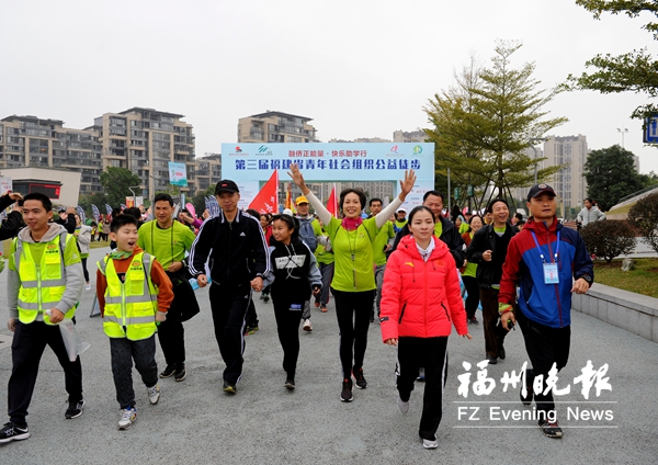 公益徒步跑活动举行 北京奥运会武术冠军林凡亮相