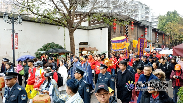 正月初五三坊七巷上演迎财神表演 众多市民游客驻足拍照
