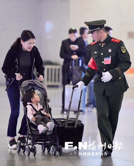 武警守护春运回家路