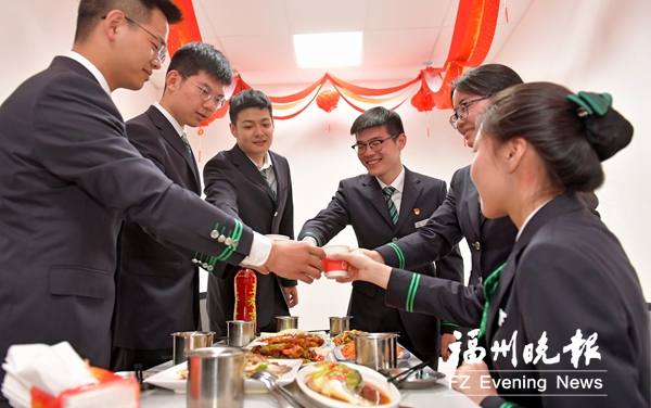 地铁2号线工作人员多半春节没放假 年夜饭轮流吃
