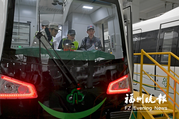 地铁2号线工作人员多半春节没放假 年夜饭轮流吃