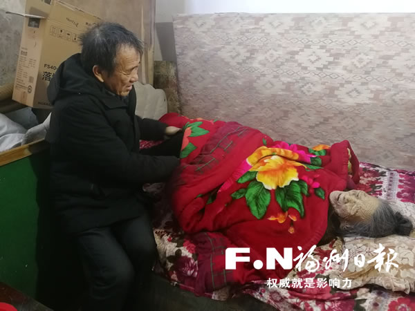 长乐陈友勤二十年如一日照料卧病在床的老母亲