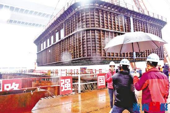 福厦高铁泉州湾跨海大桥双主墩钢吊箱下放到位
