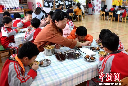 福建落实校园新规　园长校长“陪餐”