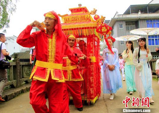 福建乡村举办“状元”迎亲游村活动　演绎汉服传统文化