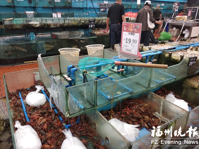 福州小龙虾批发价“跳水”　餐馆小龙虾为何没降价？