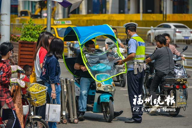 福州交警严查电动车交通违法　不按道行驶占多数