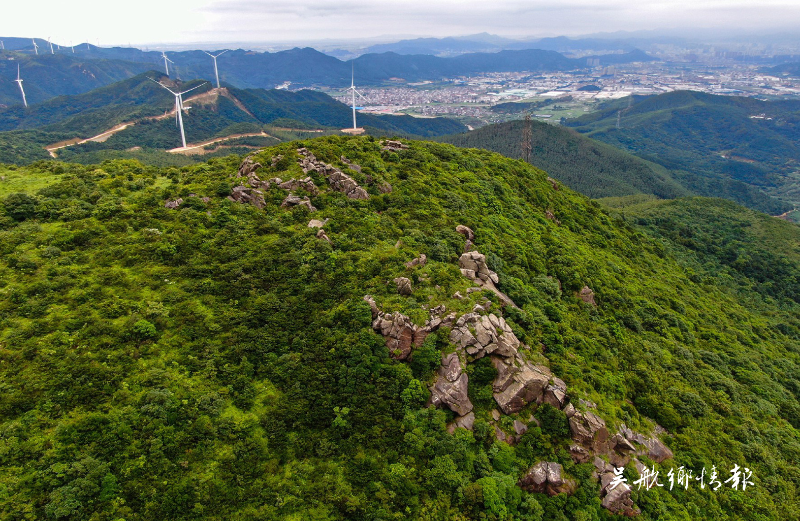雪覆文峰星列野　钟鸣唐刻水连天