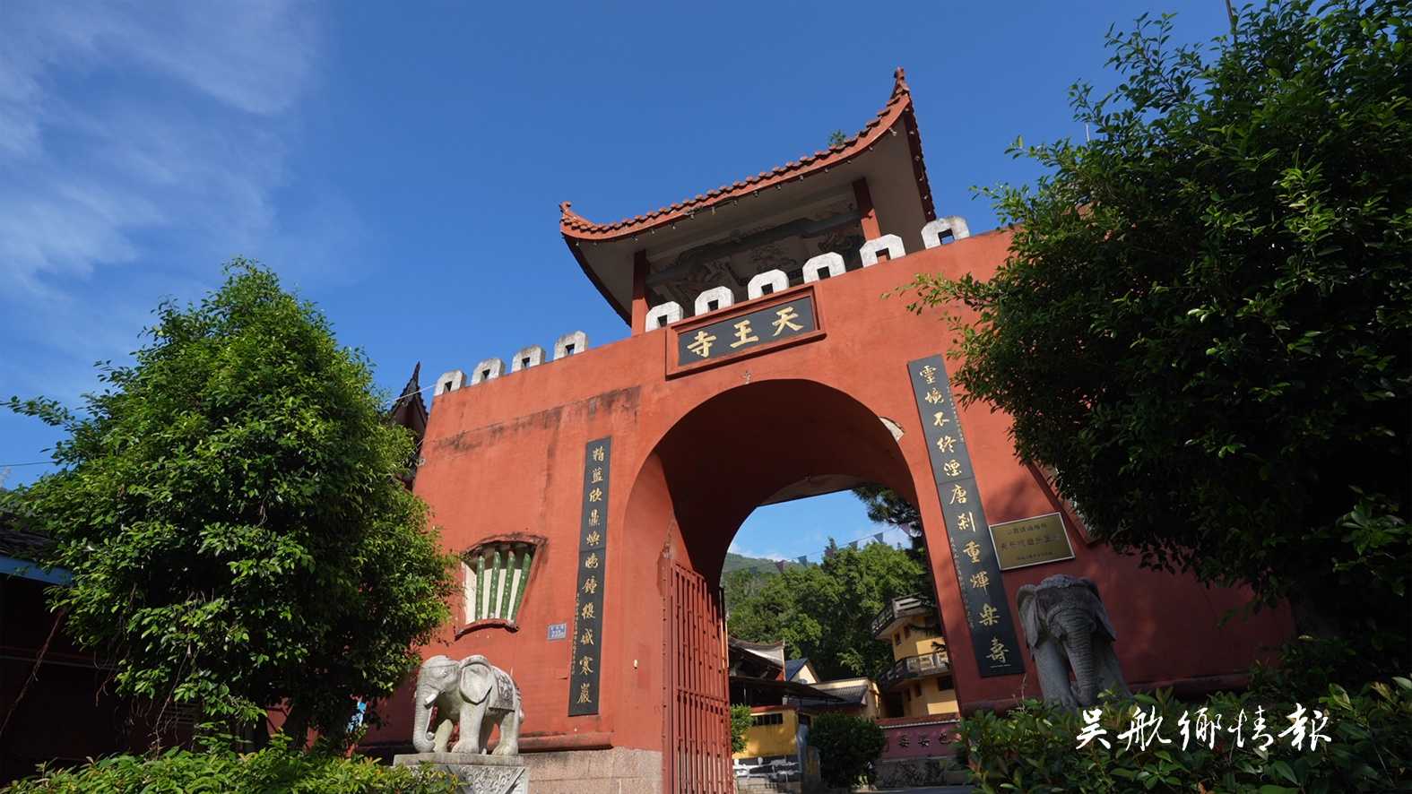 雪覆文峰星列野　钟鸣唐刻水连天