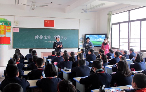 长乐新闻网讯 3月9日,市道安办,交管等部门联合在洞江小学开展"安全伴