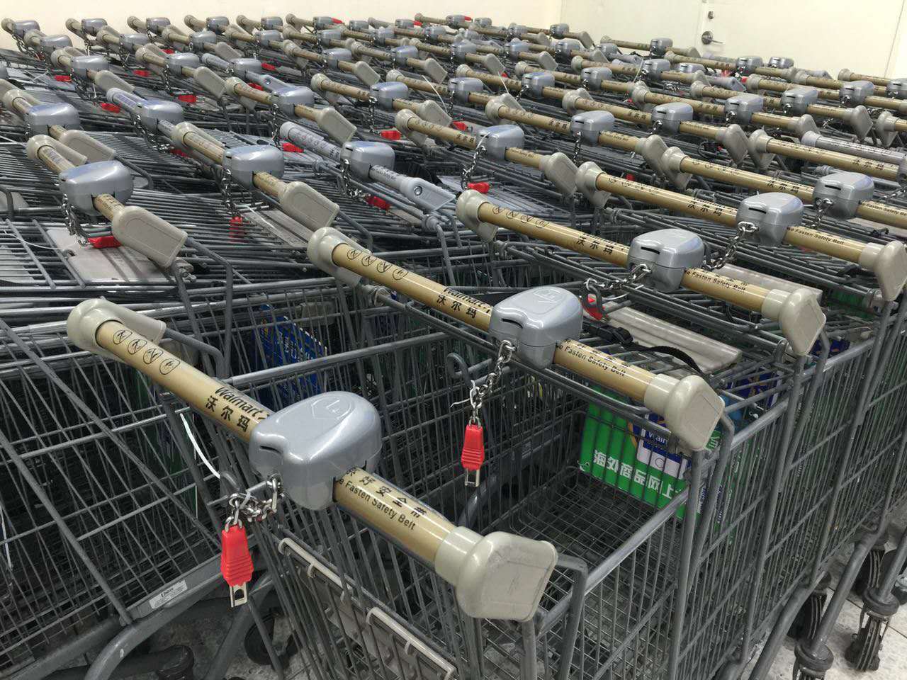 沃尔玛超市:使用购物车需投币 有人点赞有人吐糟