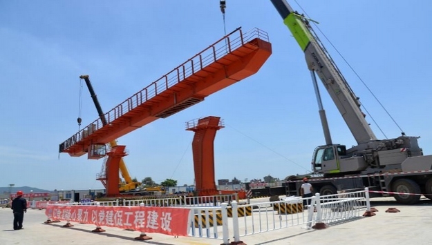 地铁福州滨海新城站龙门吊首台主梁安装