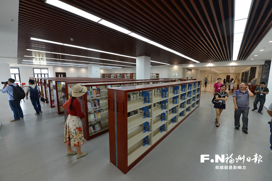 位于闽江北岸中央商务中心区的福州市图书馆新馆,将