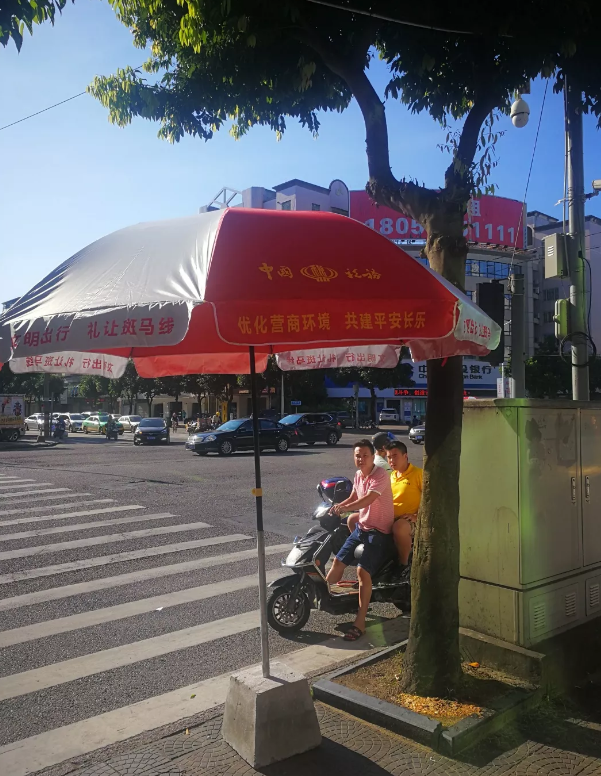 “小红伞”撑出文明风景线