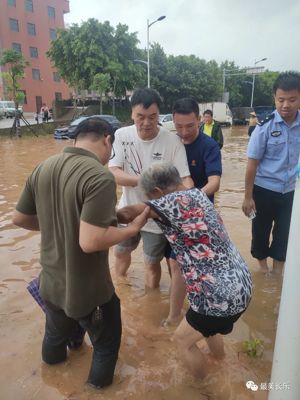 暴雨中，他们是最美的身影！