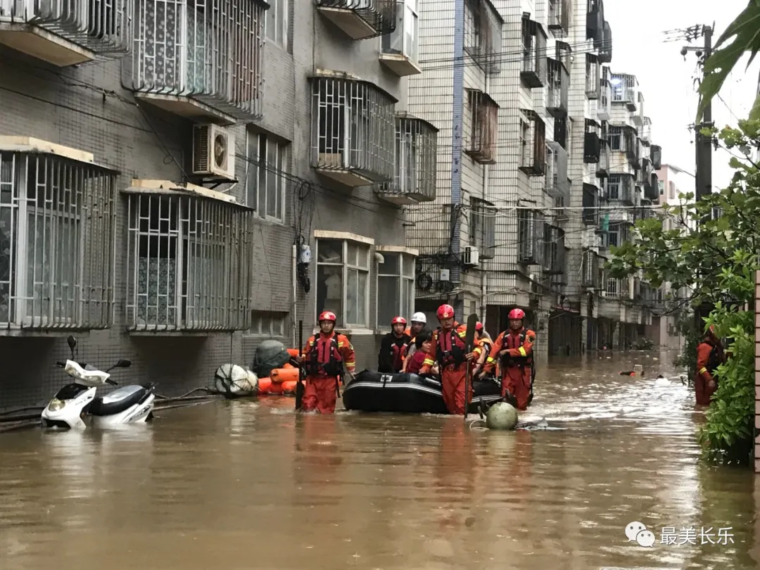 暴雨中，他们是最美的身影！