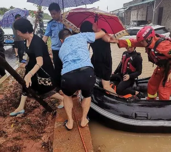 暴雨中，他们是最美的身影！