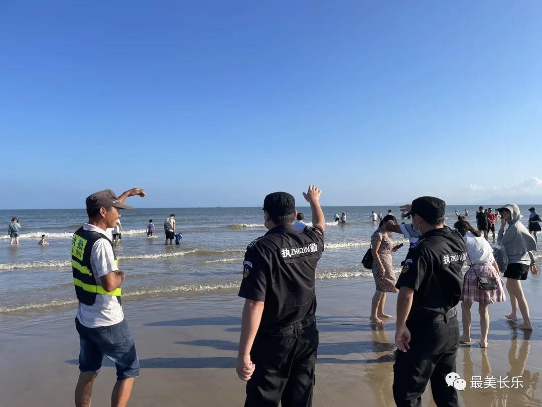 漳港街道搭建海岸“防护网” 22名安全员守护12公里海滩