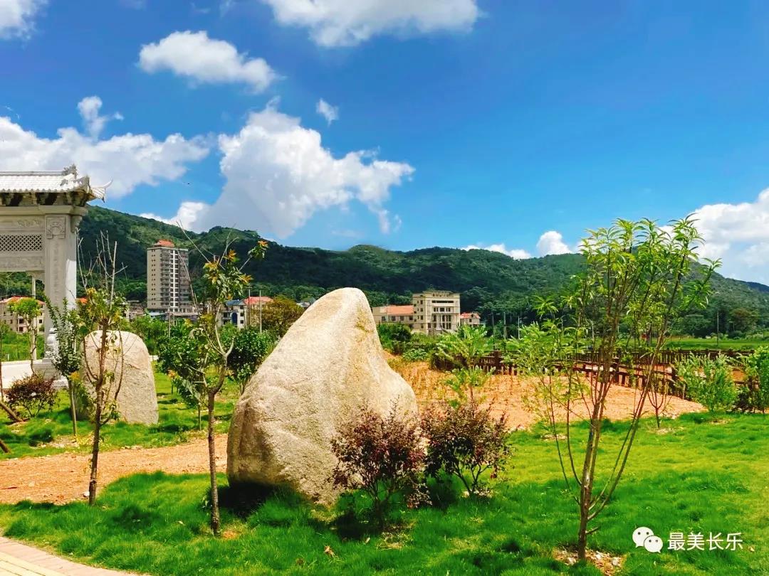 百亩果香飘溪湄 人居环境展新颜