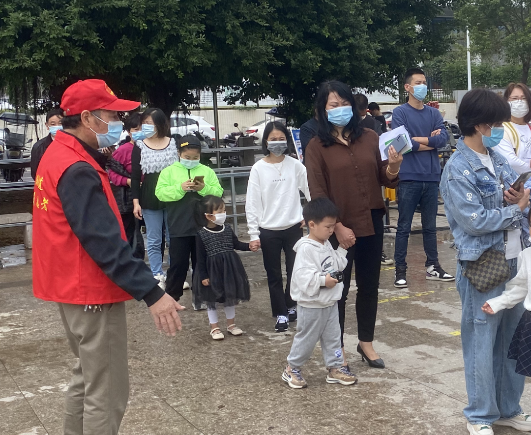 赞！这个街道“疫”线的“银发”身影！