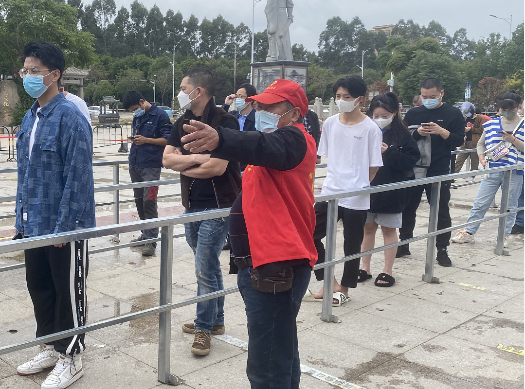 赞！这个街道“疫”线的“银发”身影！