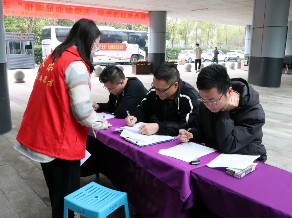 我为党旗添光彩 无偿献血显温情