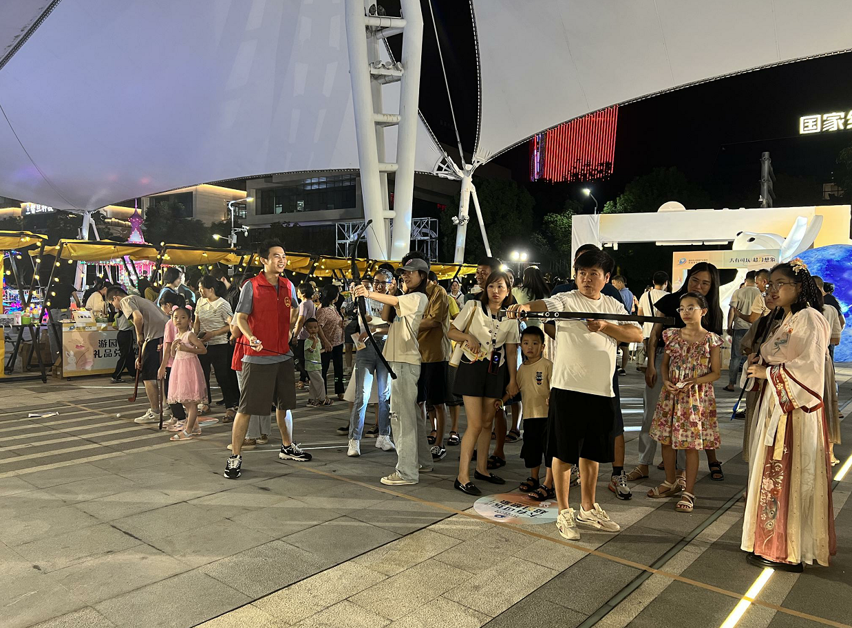 【网络中国节·中秋】穿汉服、逛市集、玩游戏……解锁长乐中秋游园新姿势→