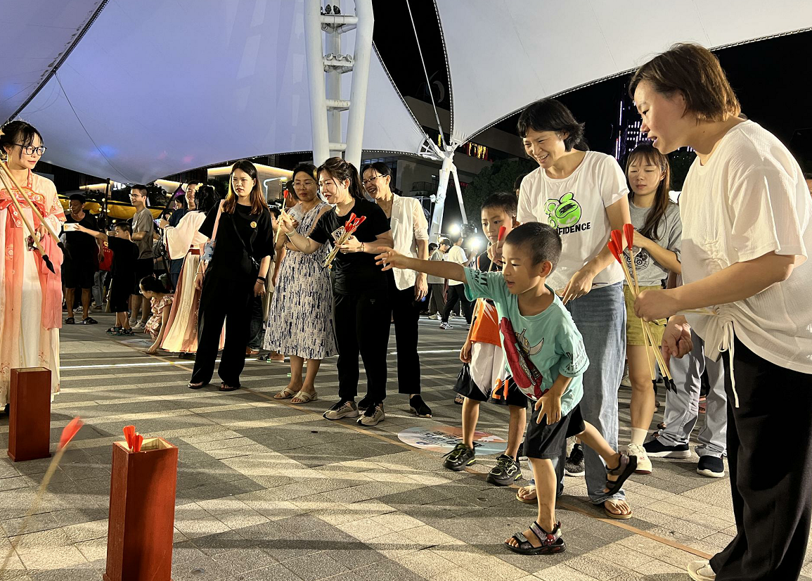 【网络中国节·中秋】穿汉服、逛市集、玩游戏……解锁长乐中秋游园新姿势→