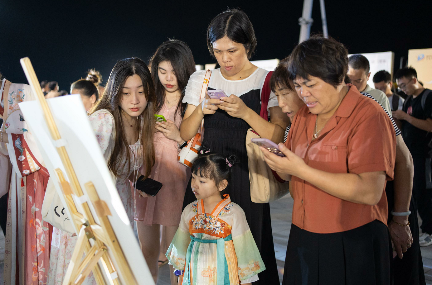 【网络中国节·中秋】穿汉服、逛市集、玩游戏……解锁长乐中秋游园新姿势→
