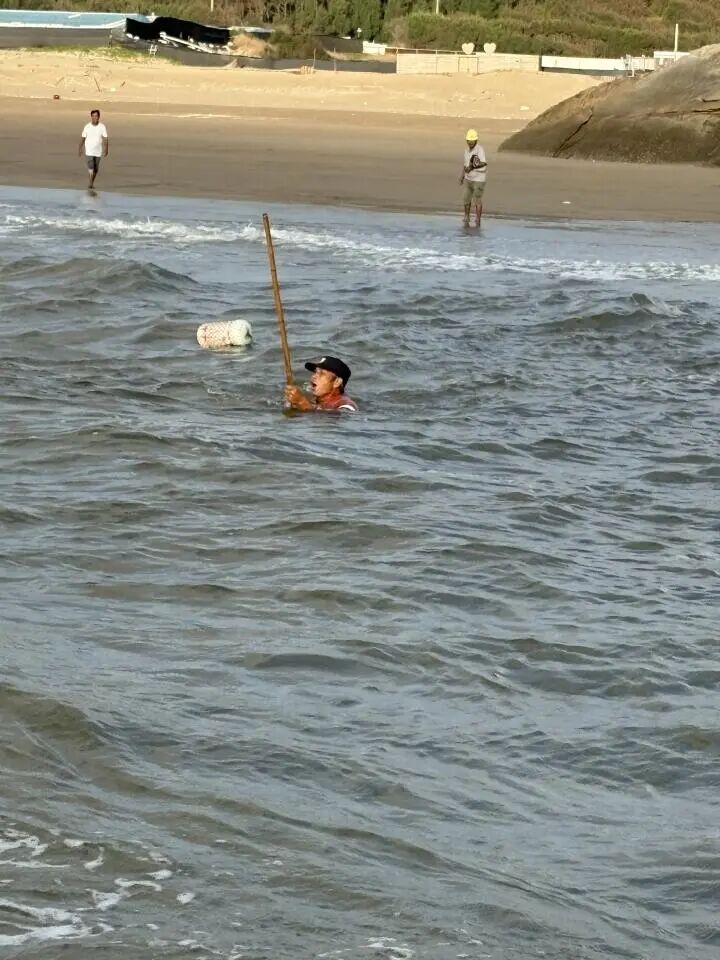 惊险!漳港巡逻队浪中救援,游客:双脚着地时热泪盈眶 惊险!漳港巡逻队浪中救援,游客:双脚着地时热泪盈眶