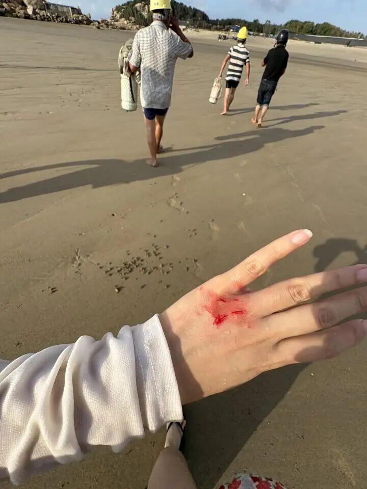 惊险!漳港巡逻队浪中救援,游客:双脚着地时热泪盈眶 惊险!漳港巡逻队浪中救援,游客:双脚着地时热泪盈眶