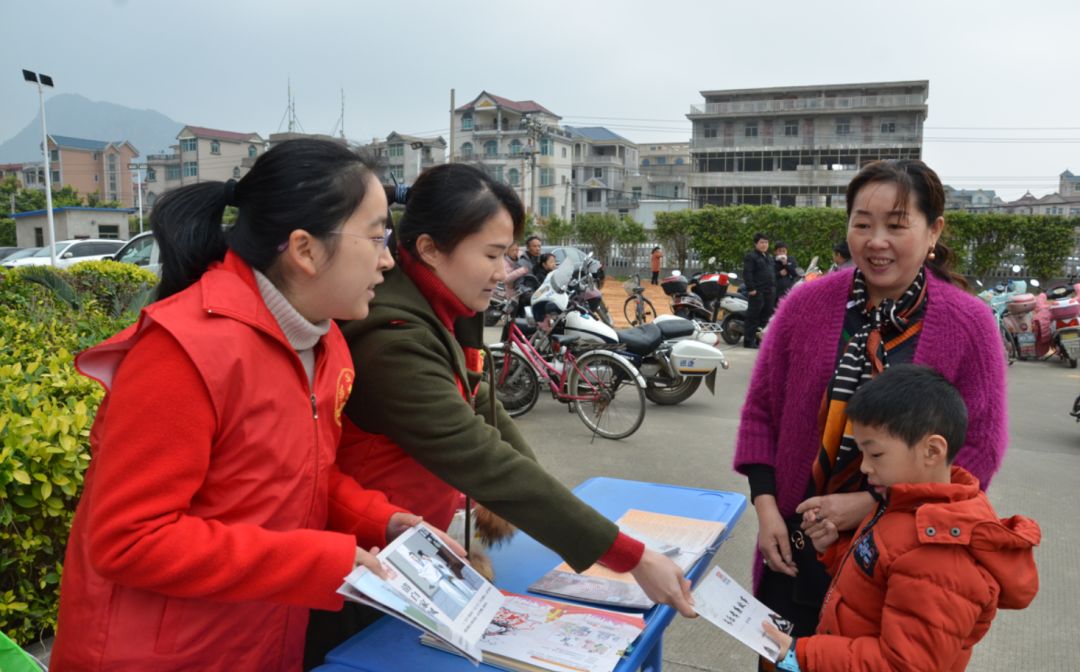 “廉礼”送下乡 清风迎新春