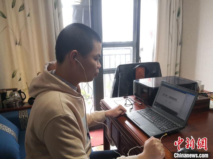 福州防控疫情期间线下课堂搬到线上 学生只需在家上课