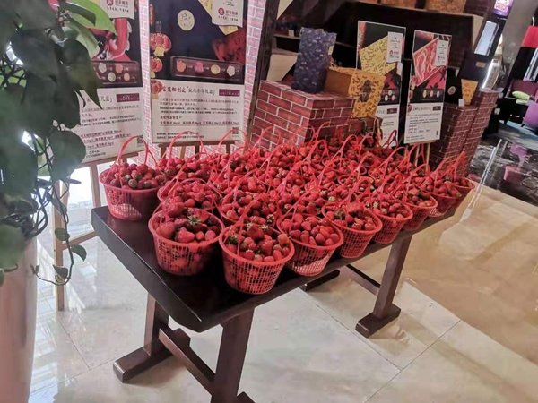 宜昌三位市民向福建医疗队捐赠28筐草莓