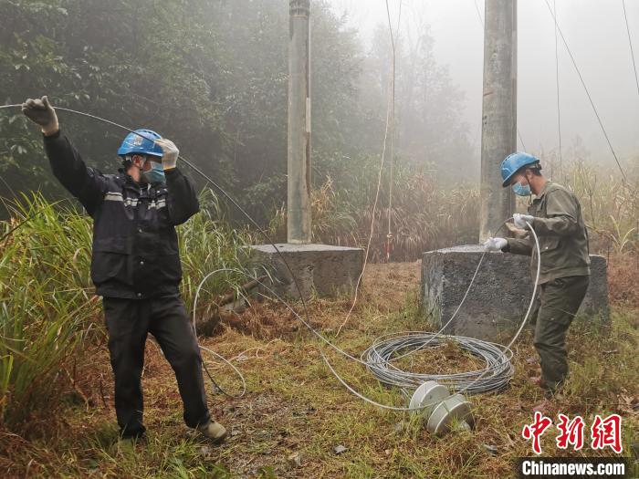 福建“断崖式”降温降雨　供电部门冒雨昼夜抢修