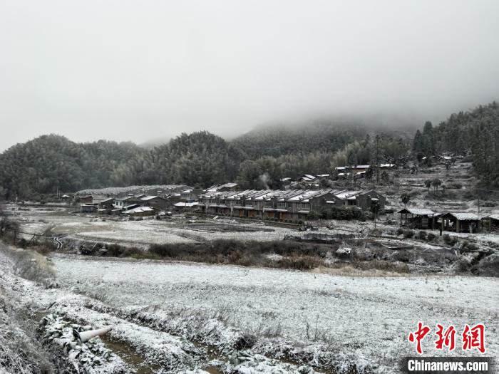 福建“断崖式”降温降雨　供电部门冒雨昼夜抢修