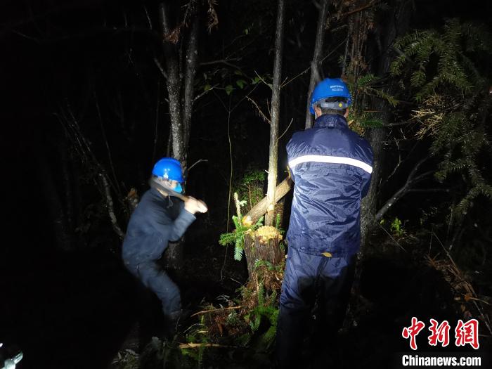 福建“断崖式”降温降雨　供电部门冒雨昼夜抢修