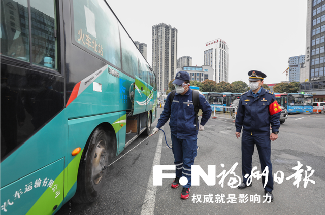 专业人员学雷锋 福州多部门义务消杀交通枢纽