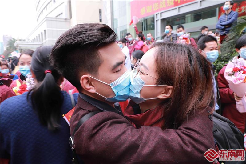 欢迎回家！ 194名对口支援宜昌医疗队员结束集体休整与亲人团聚