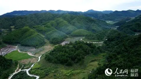 人民网头条刊发报道《写在福建两会闭幕：目标“全面建设创新型省份” 八闽儿女奋勇拼搏造“福”地》 