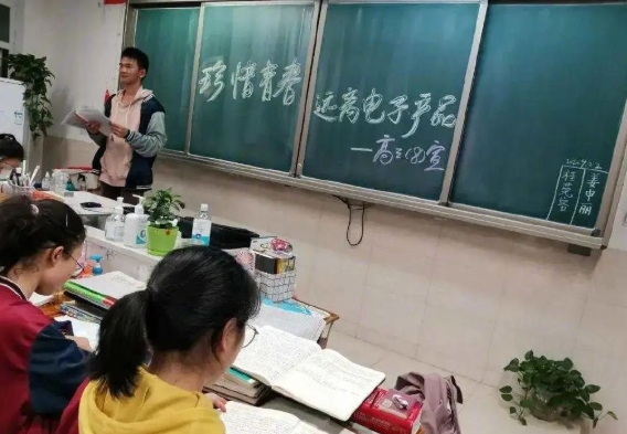 学生带手机入课堂可能违法？福建拟立法规范