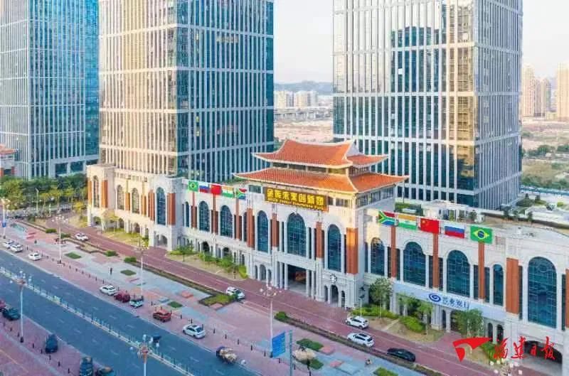 经济日报头版头条刊发长篇调研报道《鹭岛妆成》