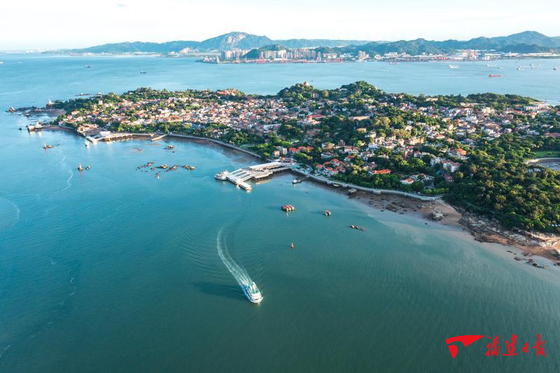 经济日报头版头条刊发长篇调研报道《鹭岛妆成》