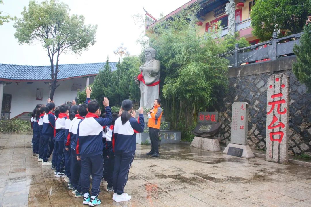 少年集结！玩拼图、学射箭，趣味研学“箭” 入人心→