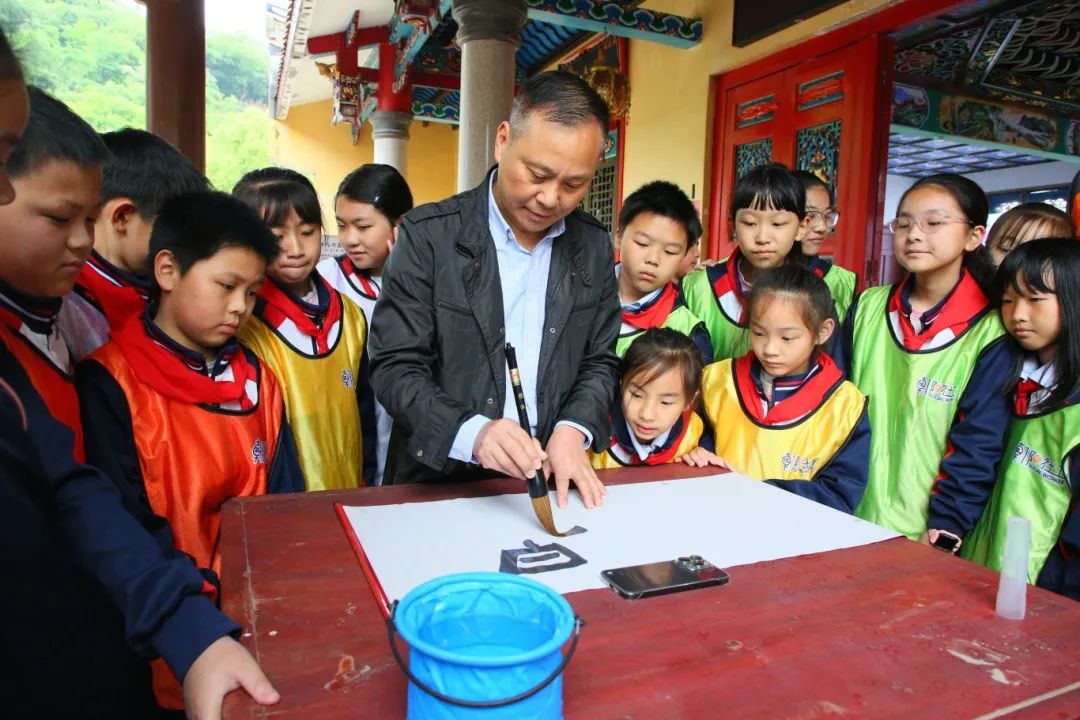 少年集结！玩拼图、学射箭，趣味研学“箭” 入人心→