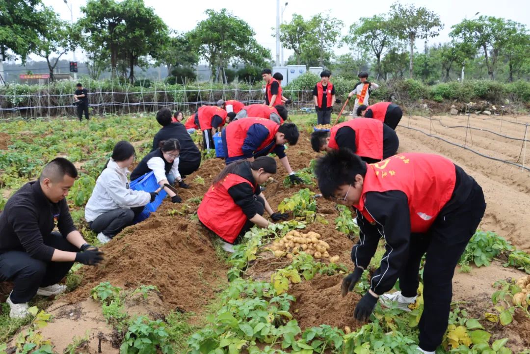 “哇！”长乐这所学校传出阵阵欢呼......